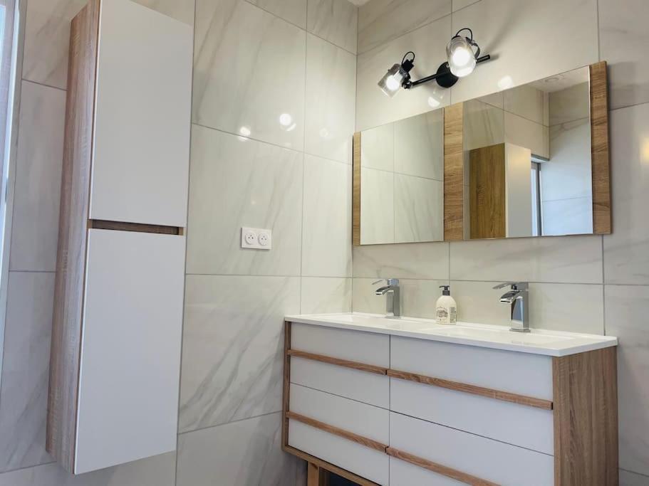 Agreable Maison De Village Avec Balcon Roiffieux Ngoại thất bức ảnh
