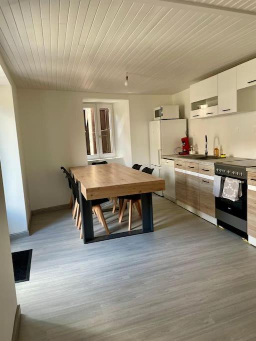 Agreable Maison De Village Avec Balcon Roiffieux Ngoại thất bức ảnh
