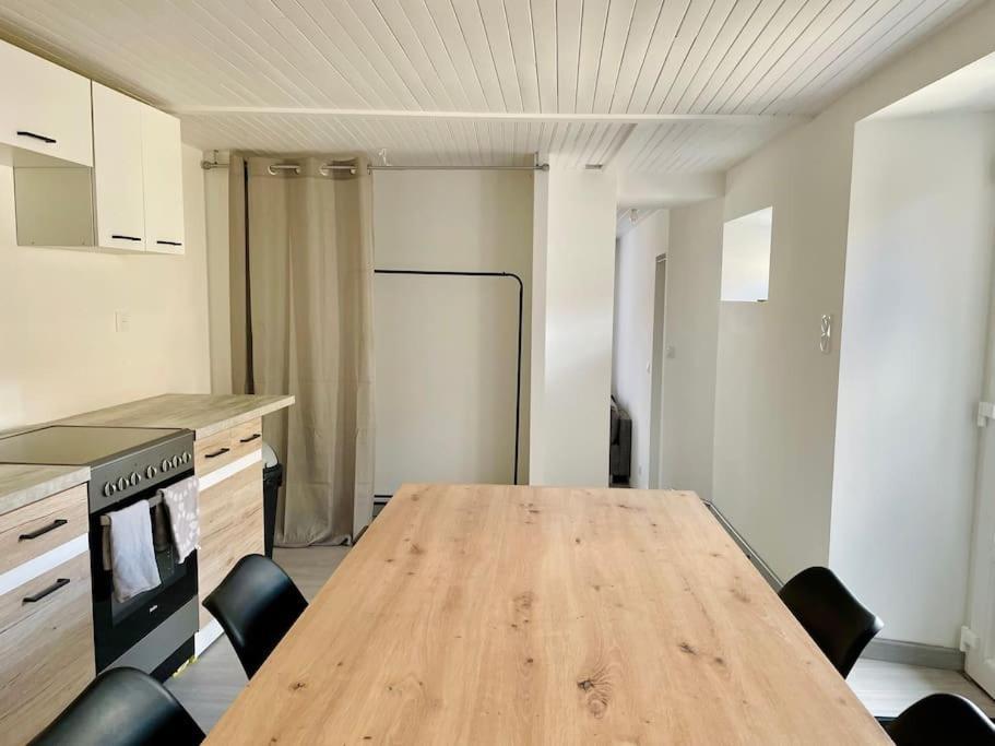 Agreable Maison De Village Avec Balcon Roiffieux Ngoại thất bức ảnh